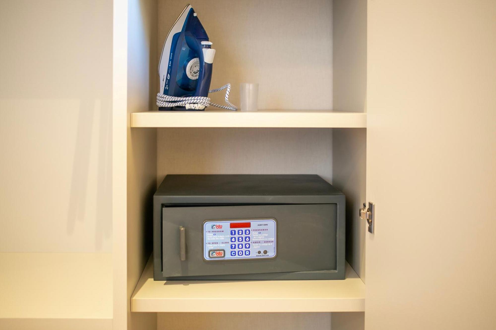 Fisa Rentals Ramblas Apartments Barcelona Luaran gambar